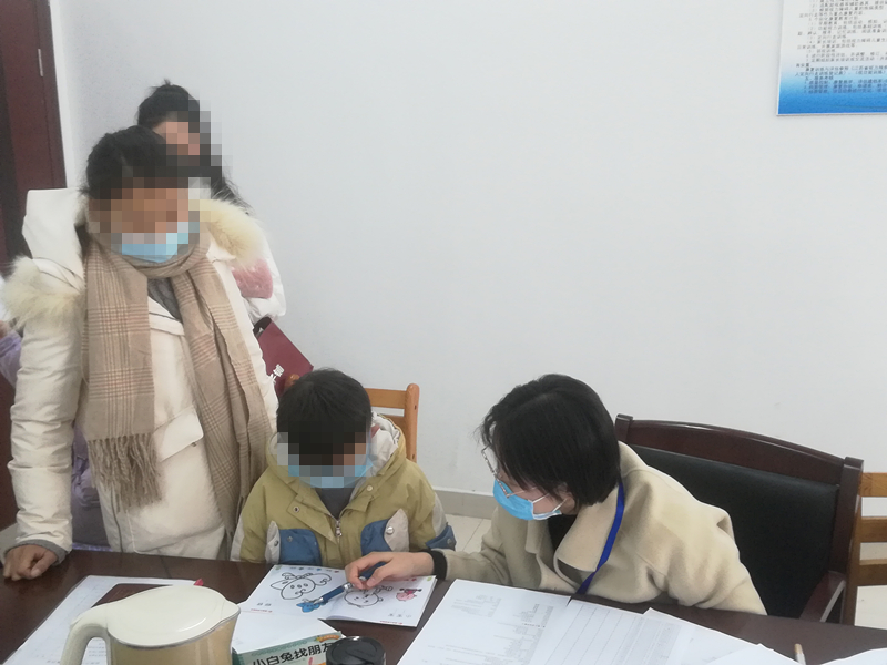 低视力评估现场4_副本.jpg 低视力评估现场4_副本.jpg