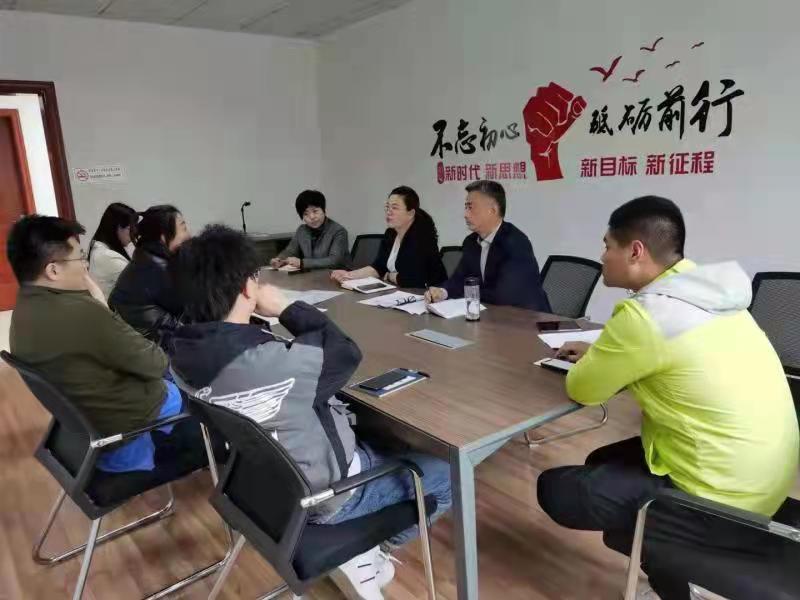 陈建军与残疾人座谈交流.jpg
