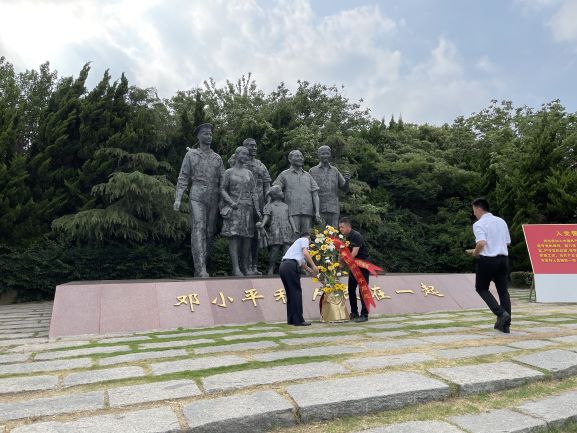 3.市残联党员代表向邓小平同志雕塑敬献花篮1.jpg