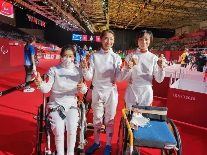 荣静（中）、边静、谭淑梅轮椅击剑女子重剑团体决赛获得金牌.webp.jpg