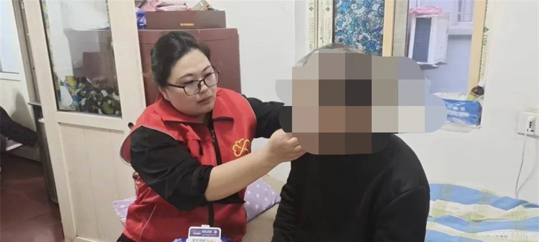志愿者照顾残疾群众.jpg