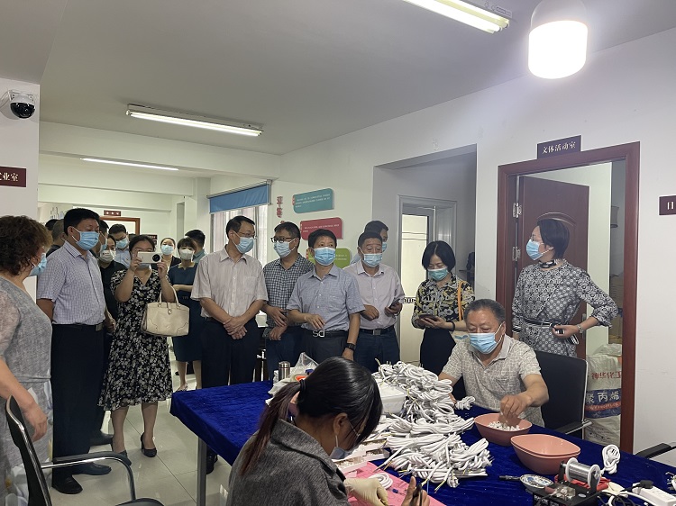 图为：市级机关工委副书记郭光辉同志带领20余家单位机关党务干部参观南城街道残疾人之家辅助性就业项目.JPG