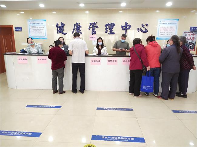 工作人员指导填写申请表.jpg