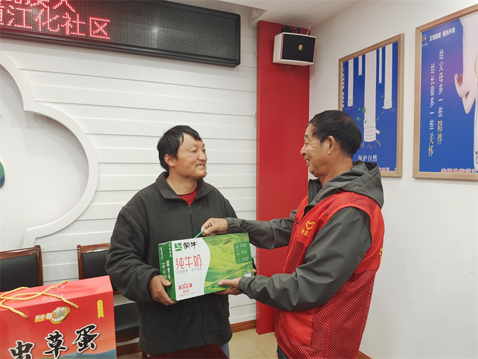 4、组织党员志愿者开展关爱残疾人活动。.jpg