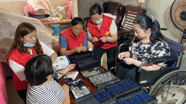 阳光小屋圆珠笔组装工作照片.jpg
